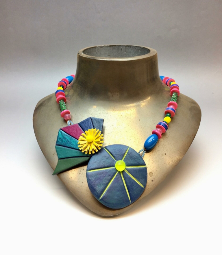 Collier capucine en folie, feuille de capucine stylisée en papier mâché teinté en bleu, perles en verre et Bakélite