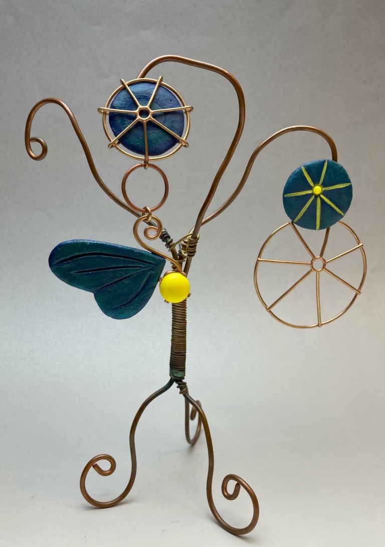 Boucles d’oreilles asymétriques, aile de papillon et feuille de capucine stylisée en papier mâché teinté en bleu