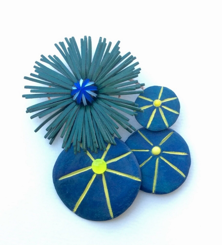 Broche capucine en folie, feuilles de capucine stylisées en papier mâché teinté en bleu, fleur en cuir frangé
