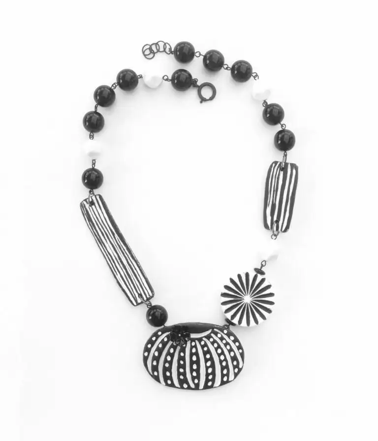 Collier piquant cactus en papier mâché teinté noir&blanc, perle en verre