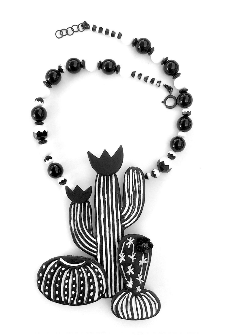 Collier paysage, piquants cactus en papier mâché teinté noir&blanc, perles en verre et plastique