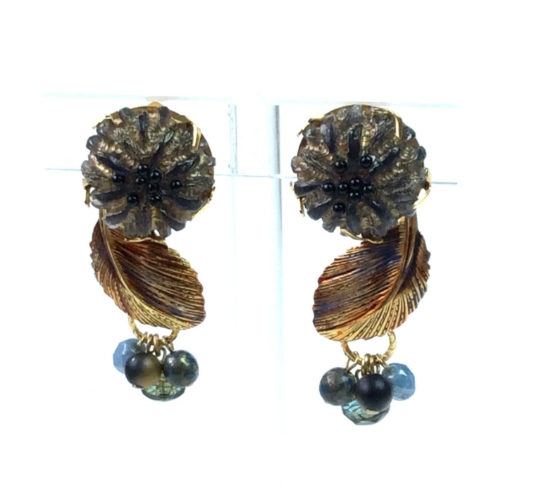 Boucles d’oreilles Bourgeons clair de lune, cabochons en résine patine or, feuilles en laiton or irisé