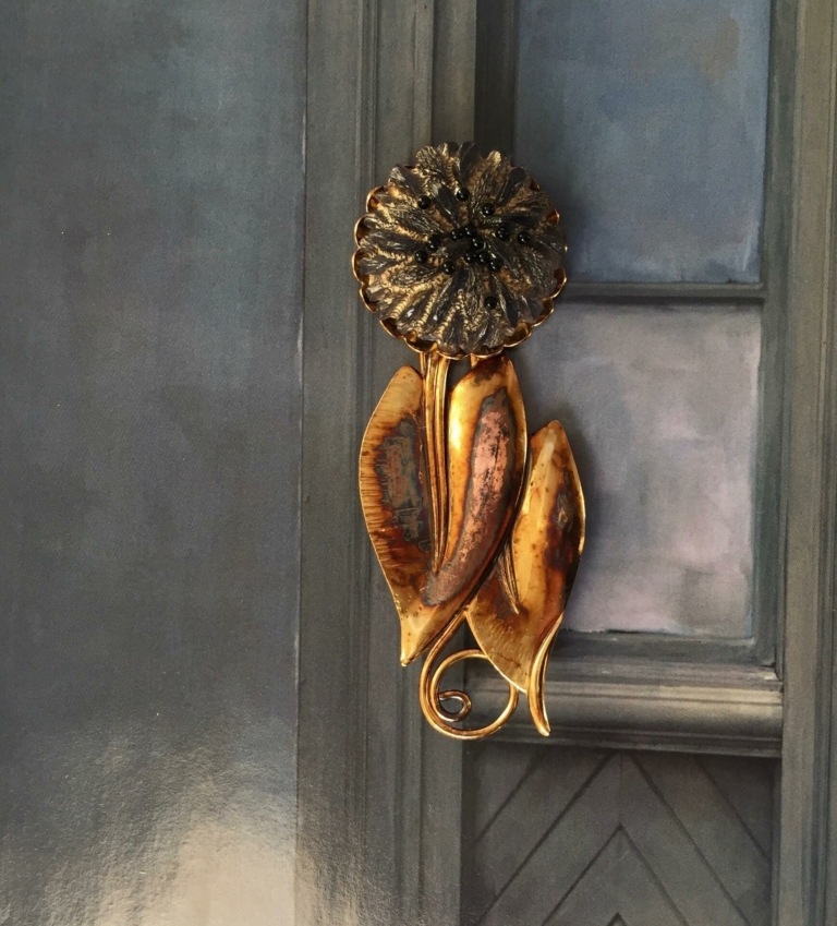 Broche Bourgeon clair de lune, cabochon en résine patine or, feuilles en laiton or irisé