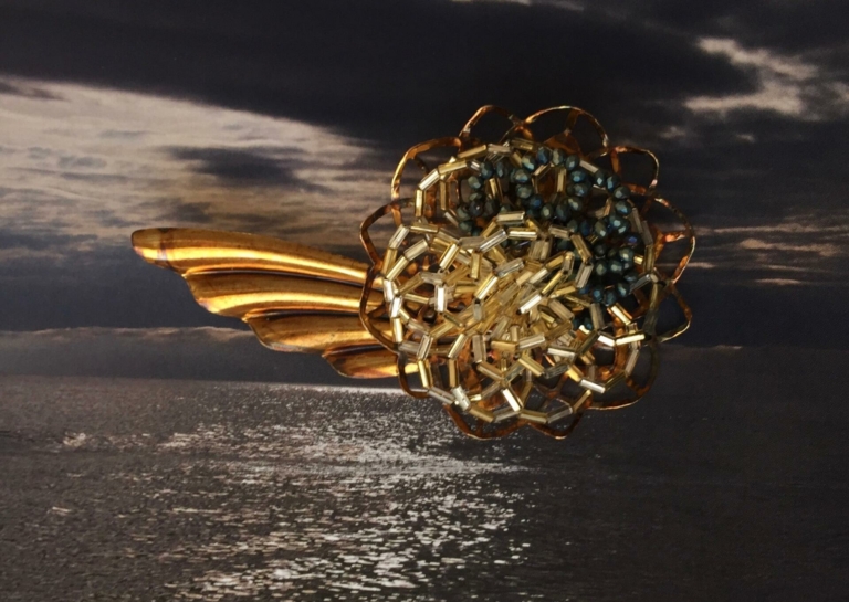 Broche Pleine lune en rocailles tressées, feuille gaufrée en laiton or irisé