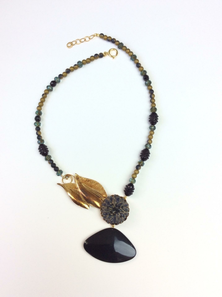 Collier Bourgeon clair de lune, cabochon en résine patine or, feuilles en laiton or irisé, perles en verre