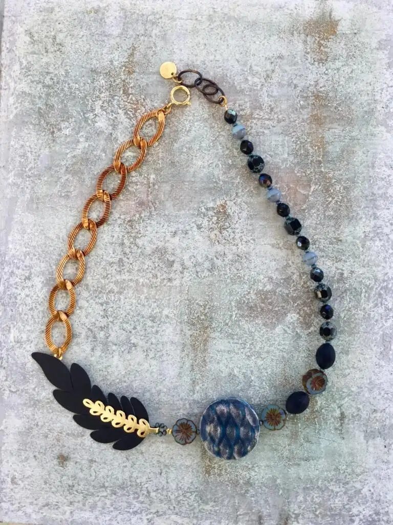 Collier asymétrique, composition perles en verre et écaille, chaîne et feuilles en laiton noir et or irisé