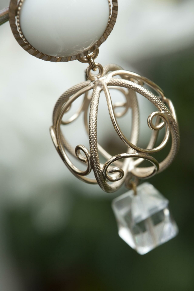 Boucles d’oreilles cages façonnées à la main, fils de laiton galbés, cabochons en verre et pampilles en cristal