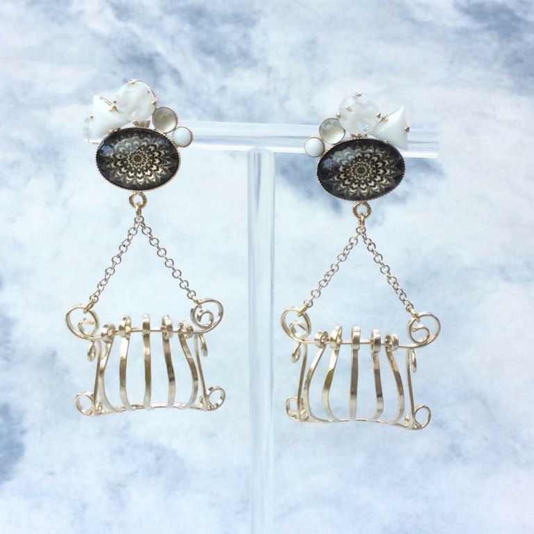 Boucles d’oreilles balcons façonnés à la main, fils de laiton galbés, cabochons en verre givré et motif rosace