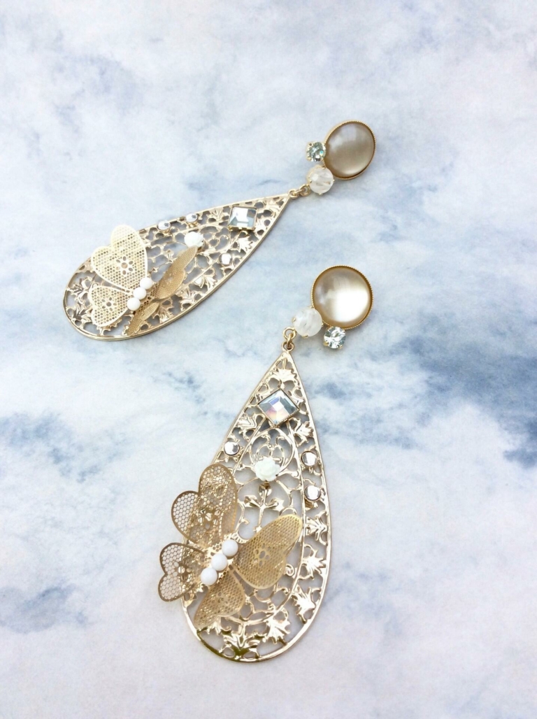 Boucles d’oreilles, pampilles en filigrane XL, papillon tulle de métal, cabochon en verre cristal et feuille d’argent