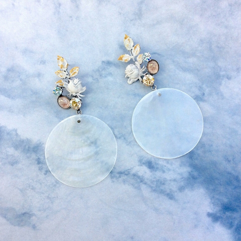 Boucles d’oreilles, branche de roses, patine blanchie, pendants en nacre blanche