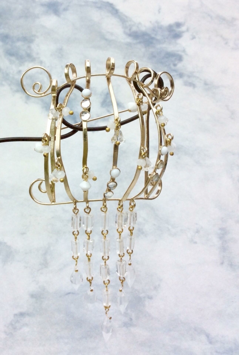 Broche balcon, fils de laiton galbés, doré light gold, pampilles en cristal