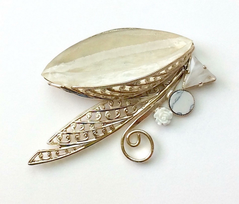 Broche navette, résine couleur ice, feuilles en laiton filigrané doré light gold