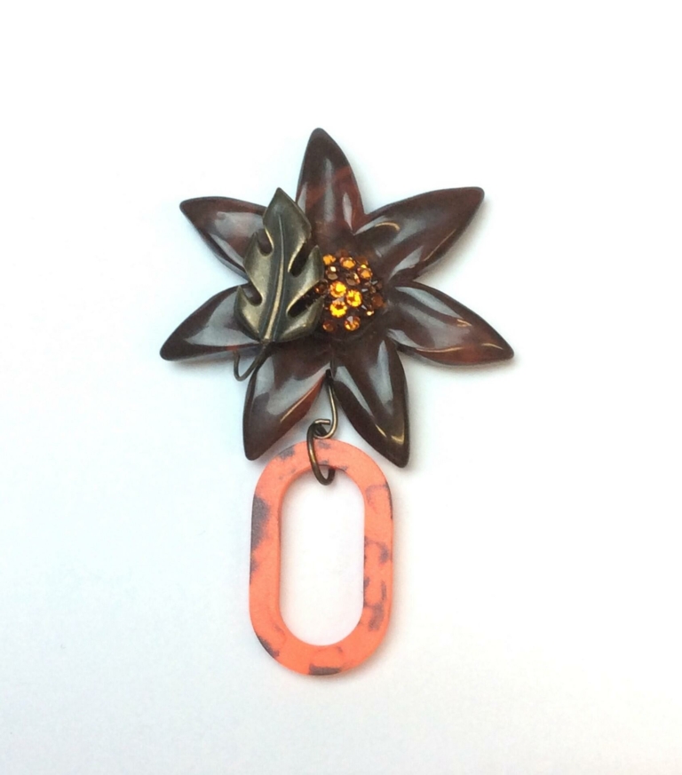Broche fleur brûlée en résine et pendant anneau orange volcanique