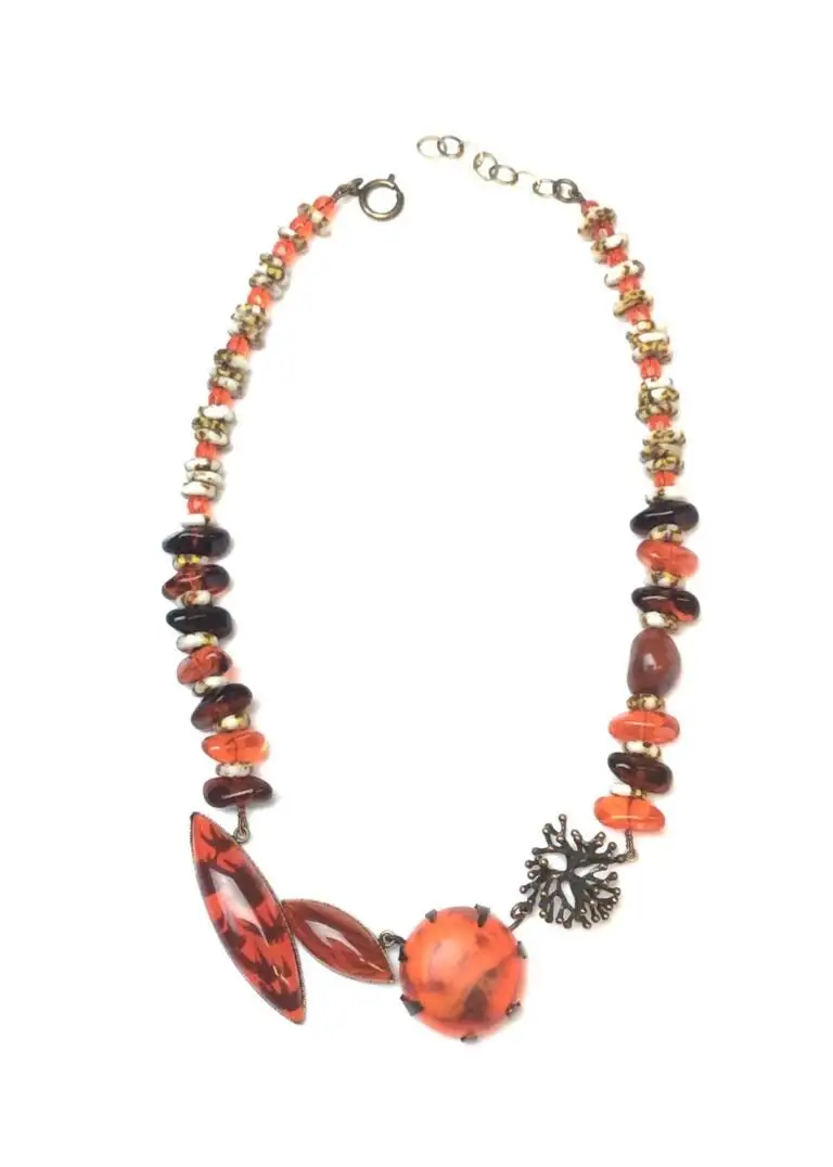 Collier asymétrique, cabochon en résine orange brûlé, perles en verre orange et marron roussis