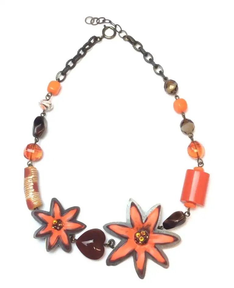 Collier, motif fleur étoile en résine orange volcanique et perles en verre