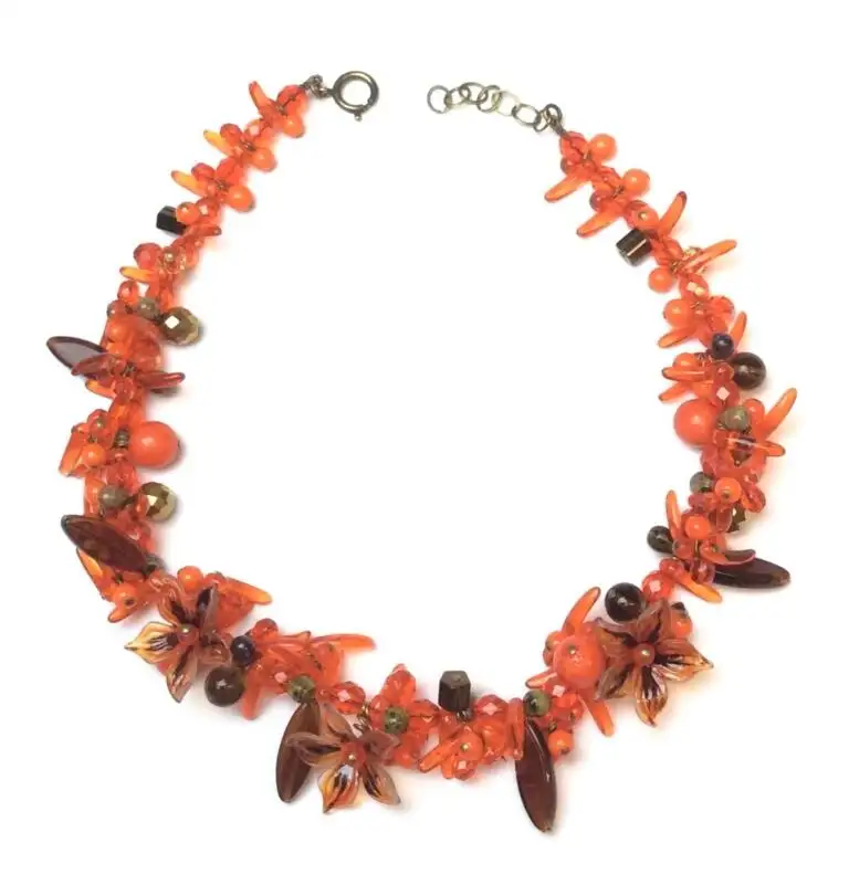 Collier, composition de perles de verre orange et marron roussis
