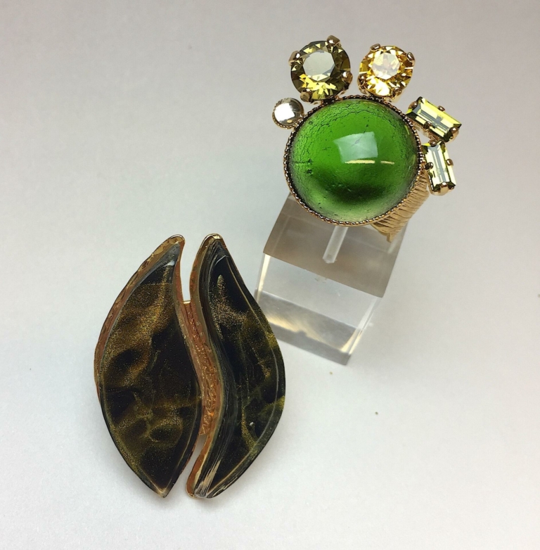 Bagues, éclats de résine vert moiré, composition de cabochons en verre à effet volcanique