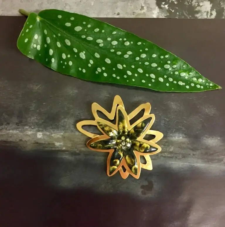 Broche, motif fleur étoile vert moiré, laiton ajouré doré