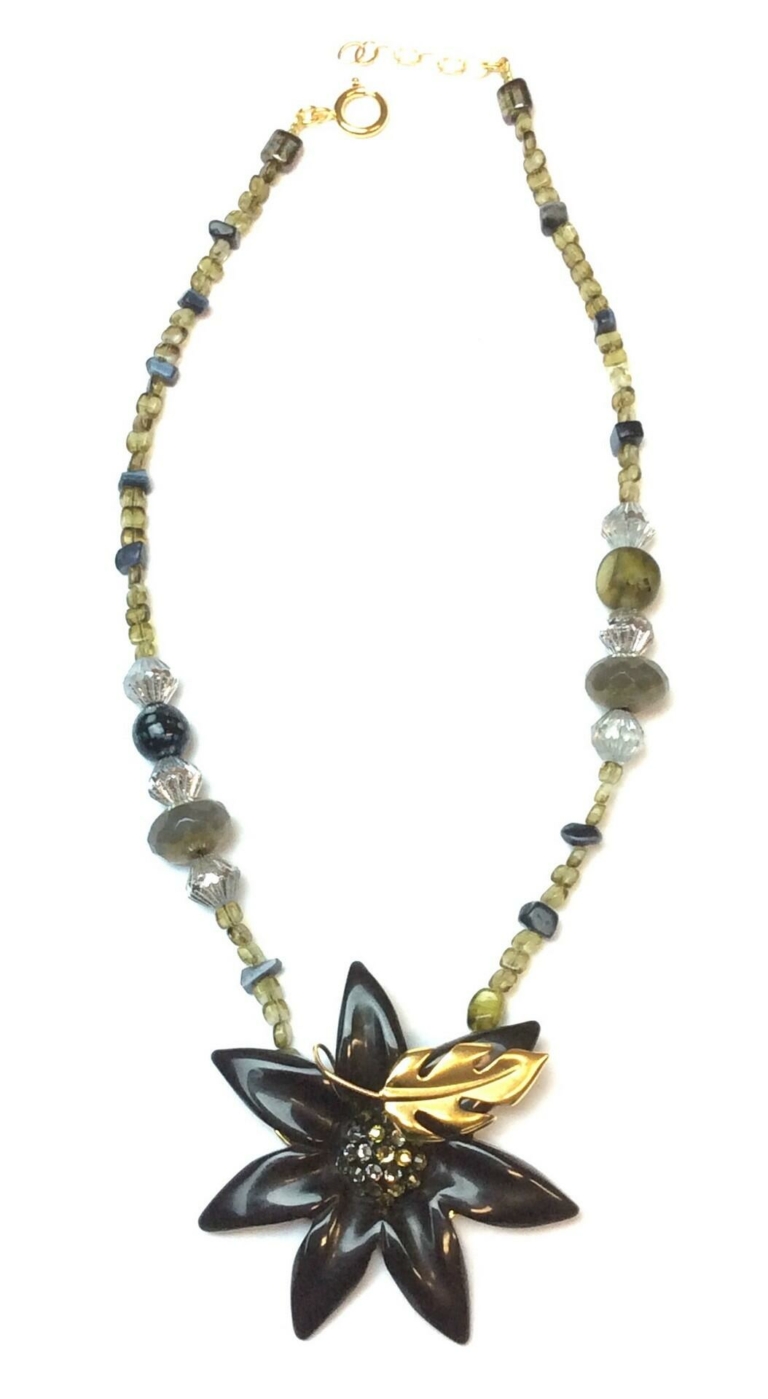 Collier fleur noir charbonneux en résine, perles en verre, laiton doré
