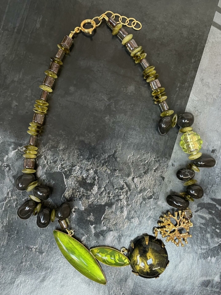 Collier asymétrique, cabochon en résine vert moiré, perles en verre vert moiré et agate noir charbonneux