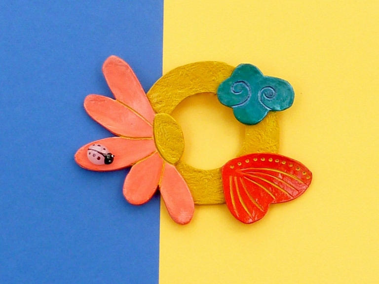 Broche Brazil jardin, fleur, papillon, nuage en papier mâché teinté en couleurs chatoyantes