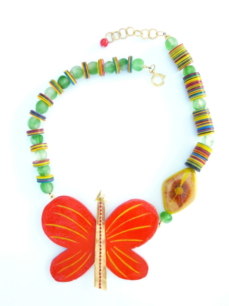 Collier papillon écarlate en papier mâché, perles en verre et Bakélithe