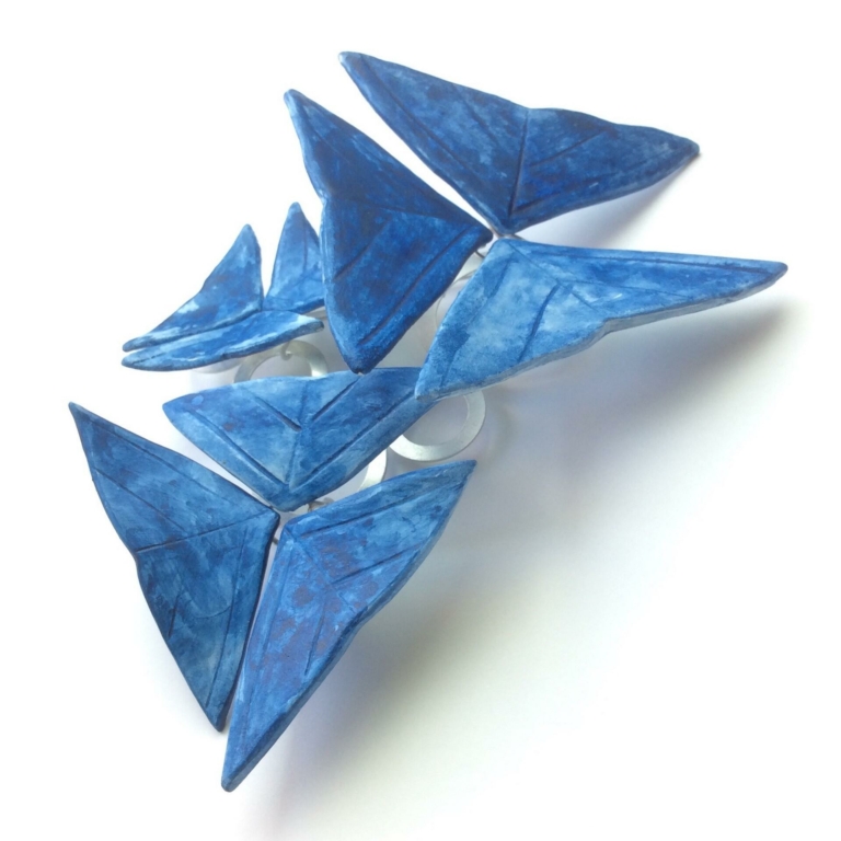 Broche ornementale, oxalis en papier mâché teinté effet tie&dye