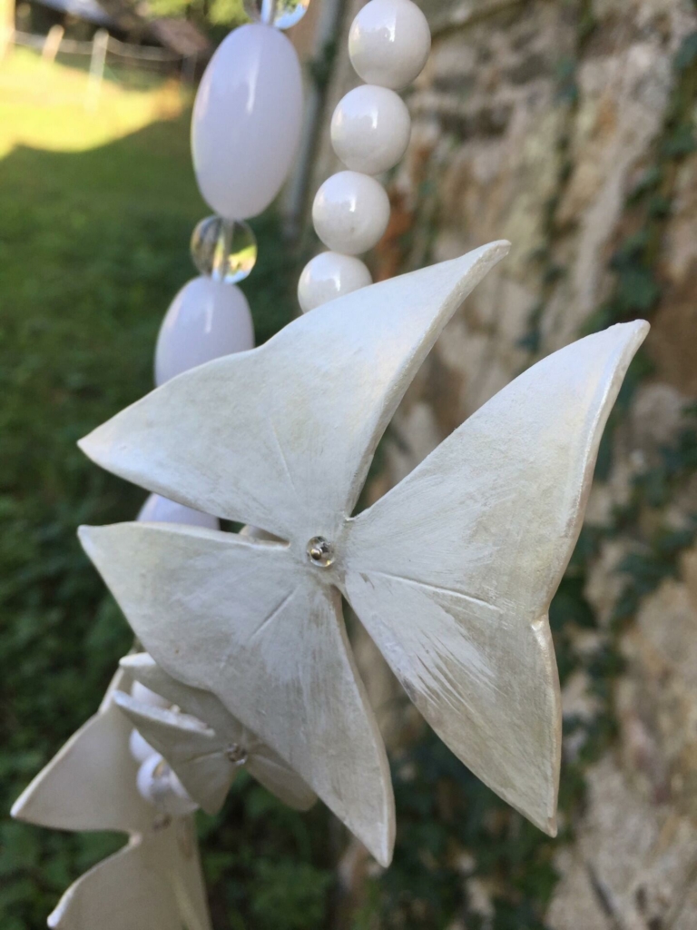 Collier oxalis géant en papier mâché teinté en blanc nacré