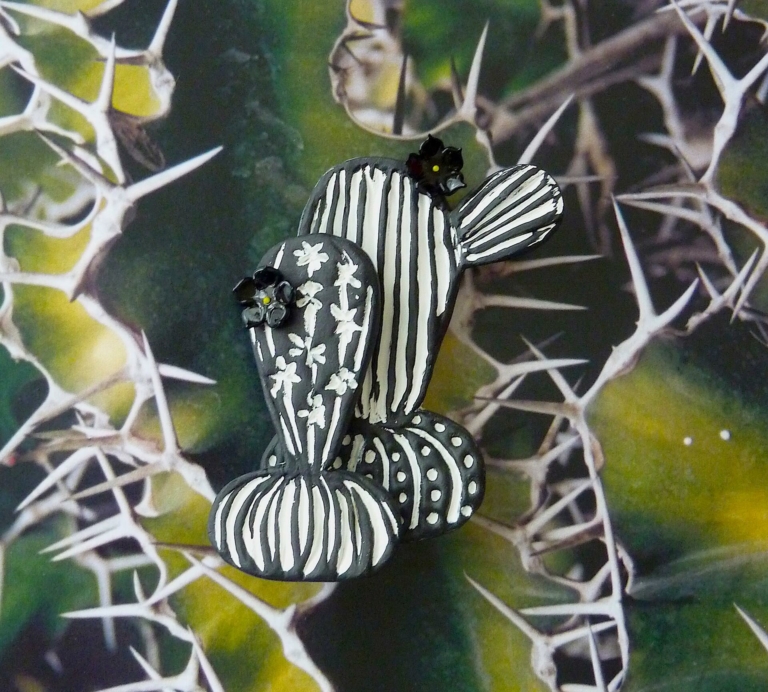 Broche piquants cactus raquettes en papier mâché teinté noir&blanc