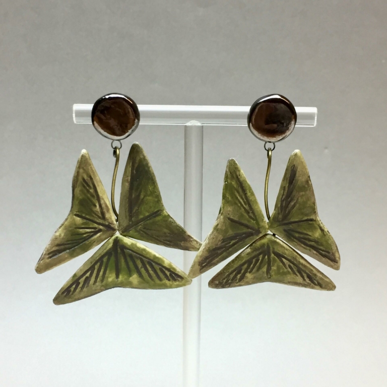 Boucles d’oreilles oxalis en papier mâché, effet camouflage, bouton piercing en céramique