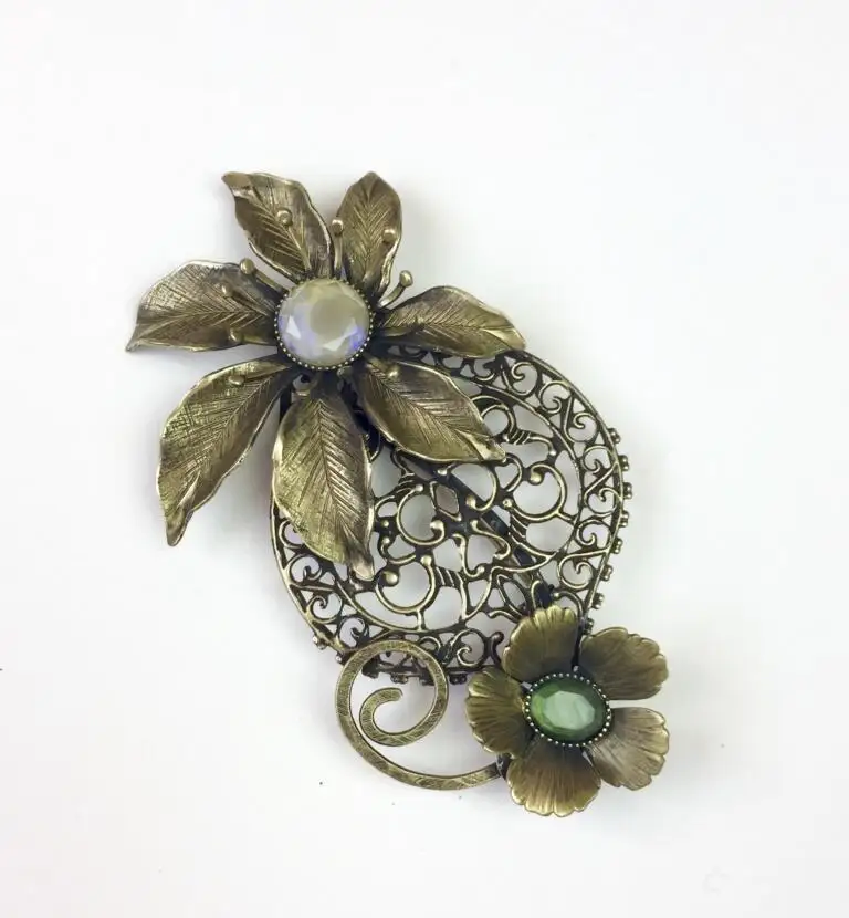 Broche composition de fleurs sur un filigrane en laiton, finition bronze antique, patine verte métallisée