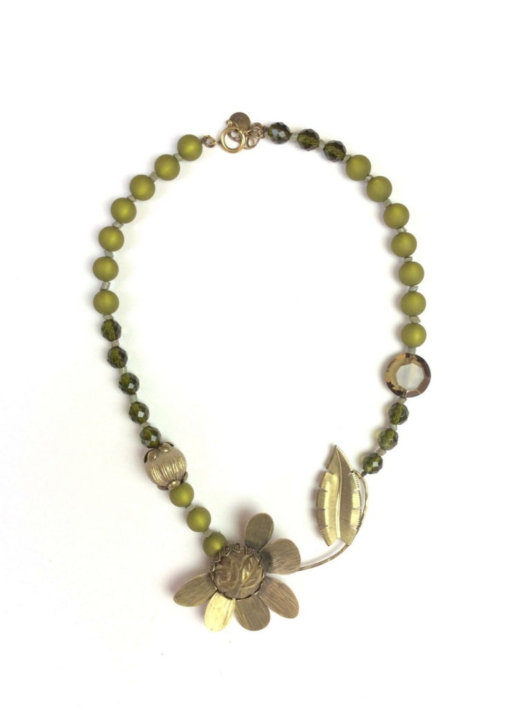 Collier fleur sur branche en laiton, finition bronze antique, perles vertes aux multis nuances, effet végétal