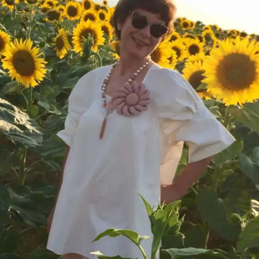 Claudine Vitry portrait dans un champ de tournesols