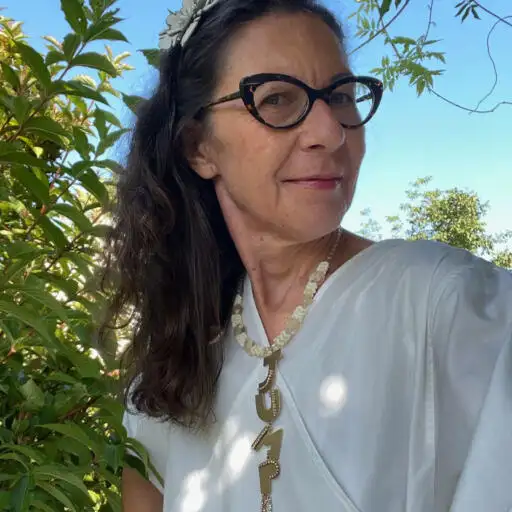 Claudine Vitry portrait en tenue estivale avec collier Jump