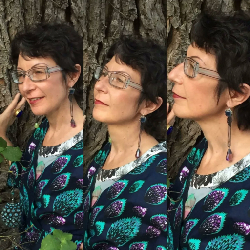 Claudine Vitry portrait au kimono wax et aumonière