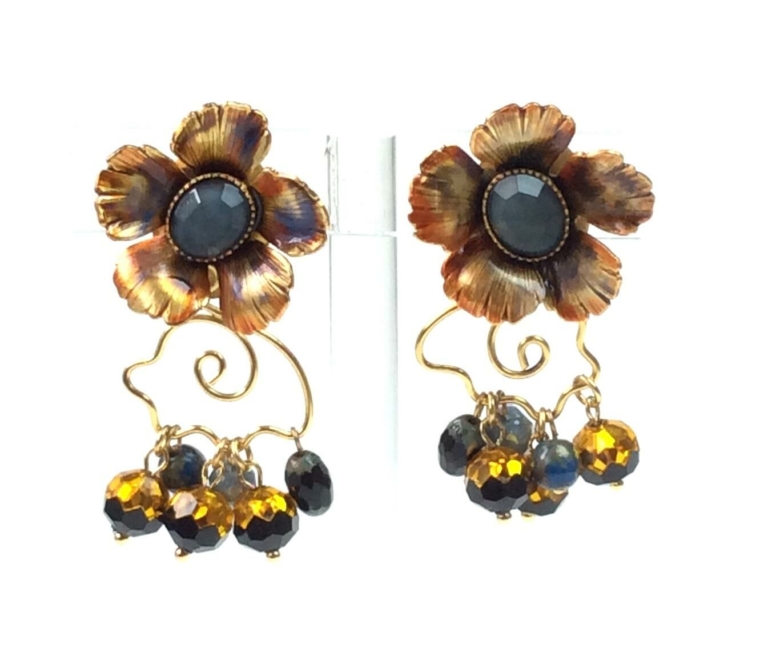 Boucles d’oreilles fleurs en laiton or irisé, pampilles perles en verre