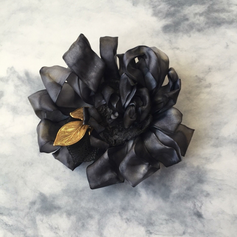 Broche Rubans, en taffetas de soie moirée, feuille en laiton or