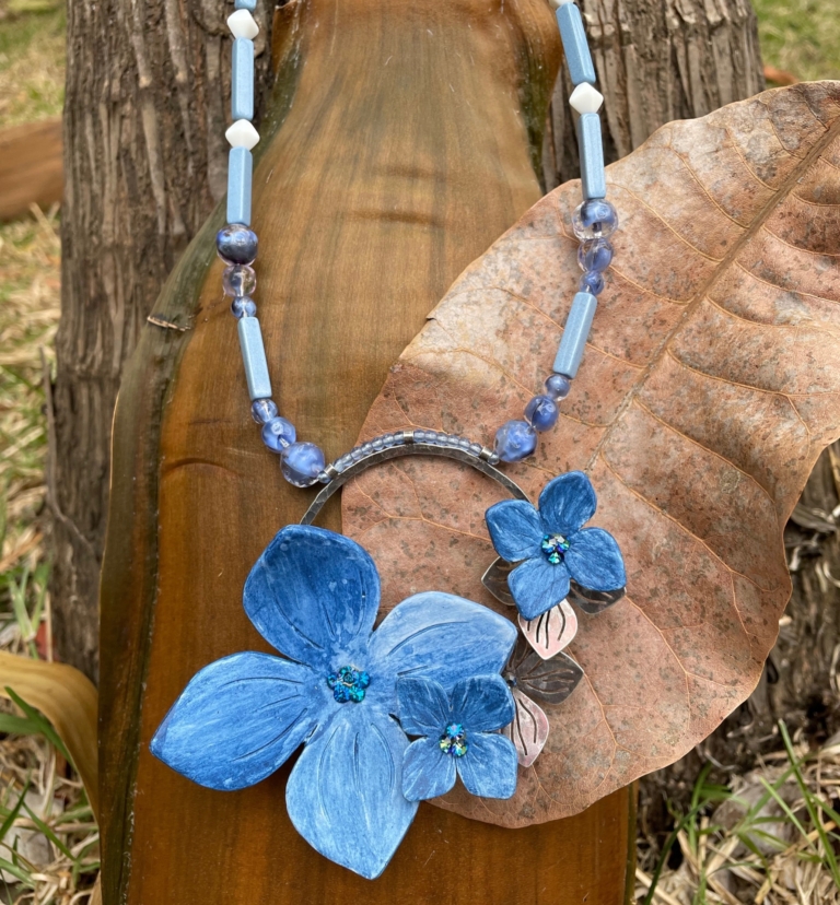Collier motif hortensia bleu , papier mâché teinté bleu et laiton découpé, collier en perles de verre