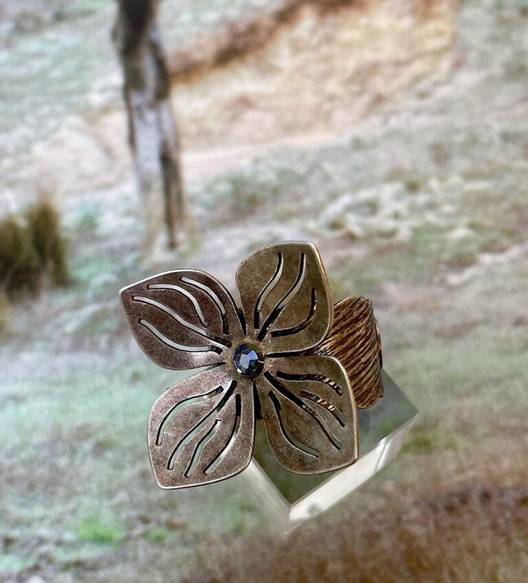 Bague en laiton argent oxydé, motif hortensia