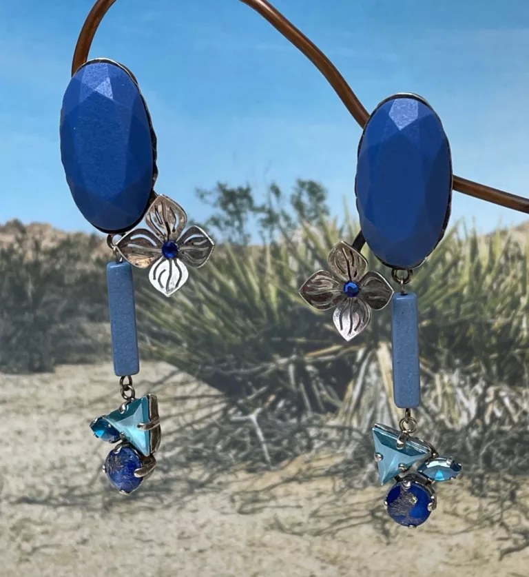 Boucles d’oreilles bleues hortensia, laiton découpé, cabochons en résine et en verre