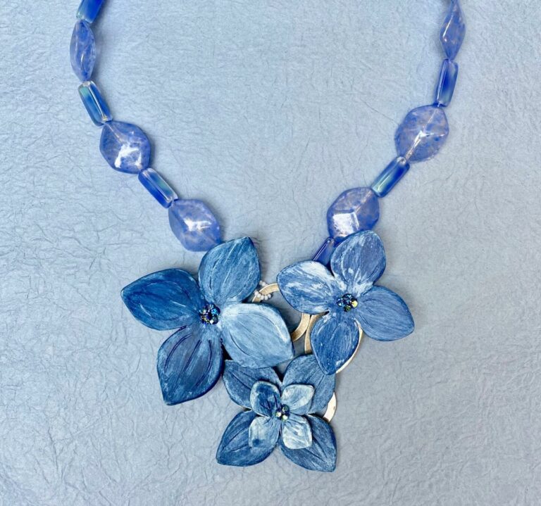 Collier bouquet d’hortensias bleus, papier mâché teinté et perles de verre